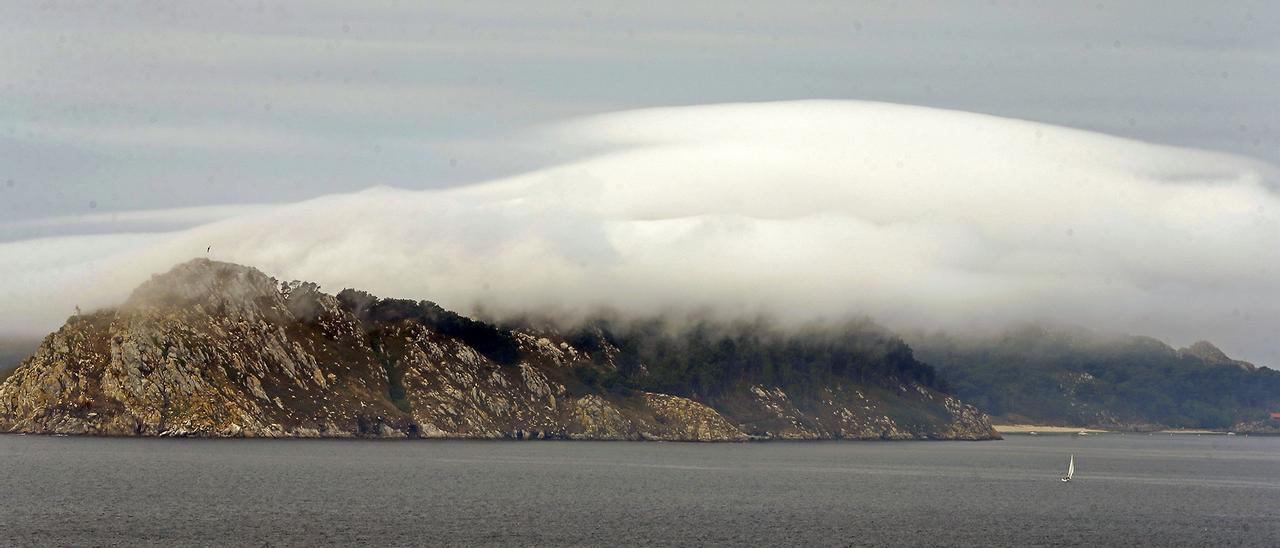 Nubes y niebla sobre las Cíes