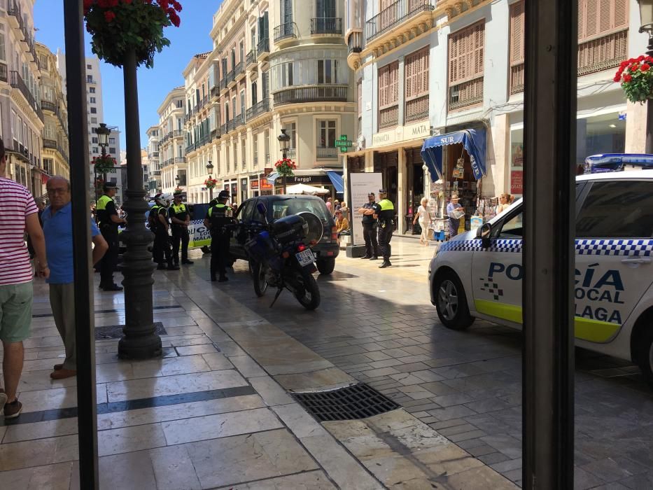 Detención de un hombre con su coche en la calle Larios.