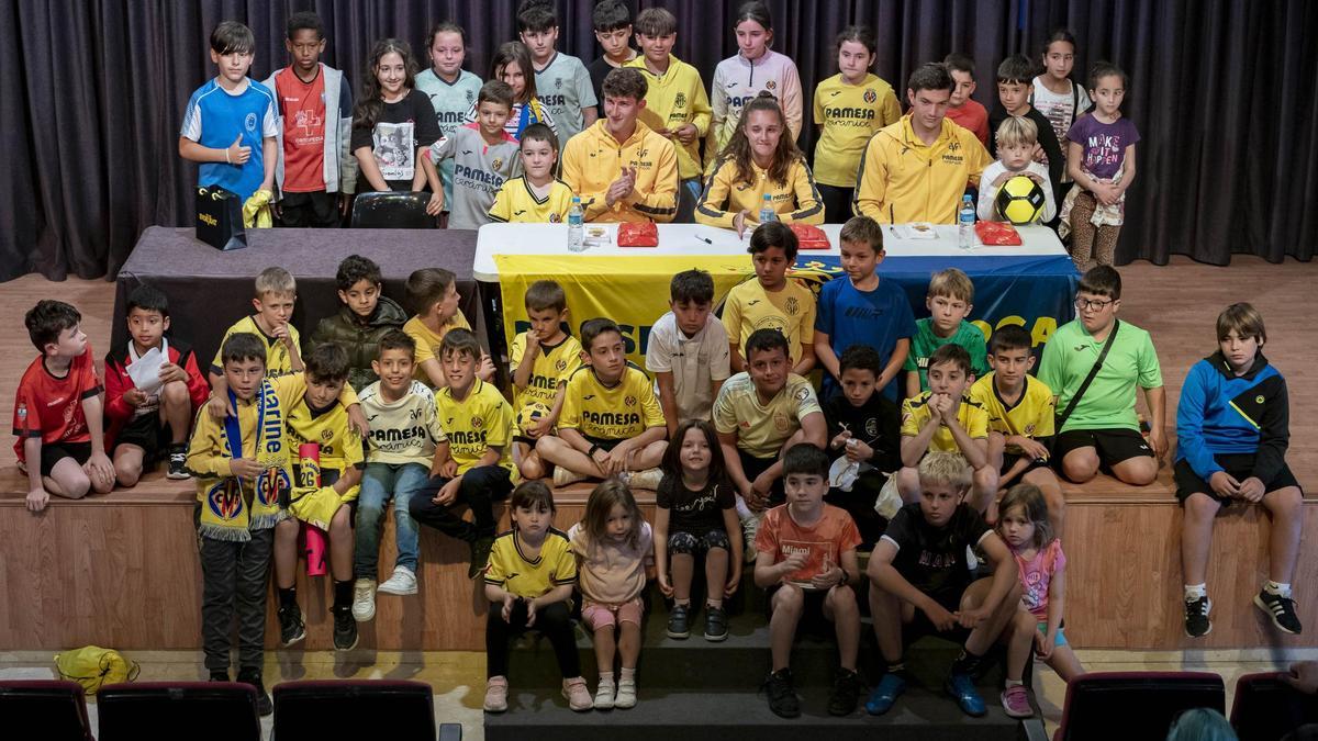 El Villarreal ha visitado a la peña Passió Groga de la Vall d’Uixó.