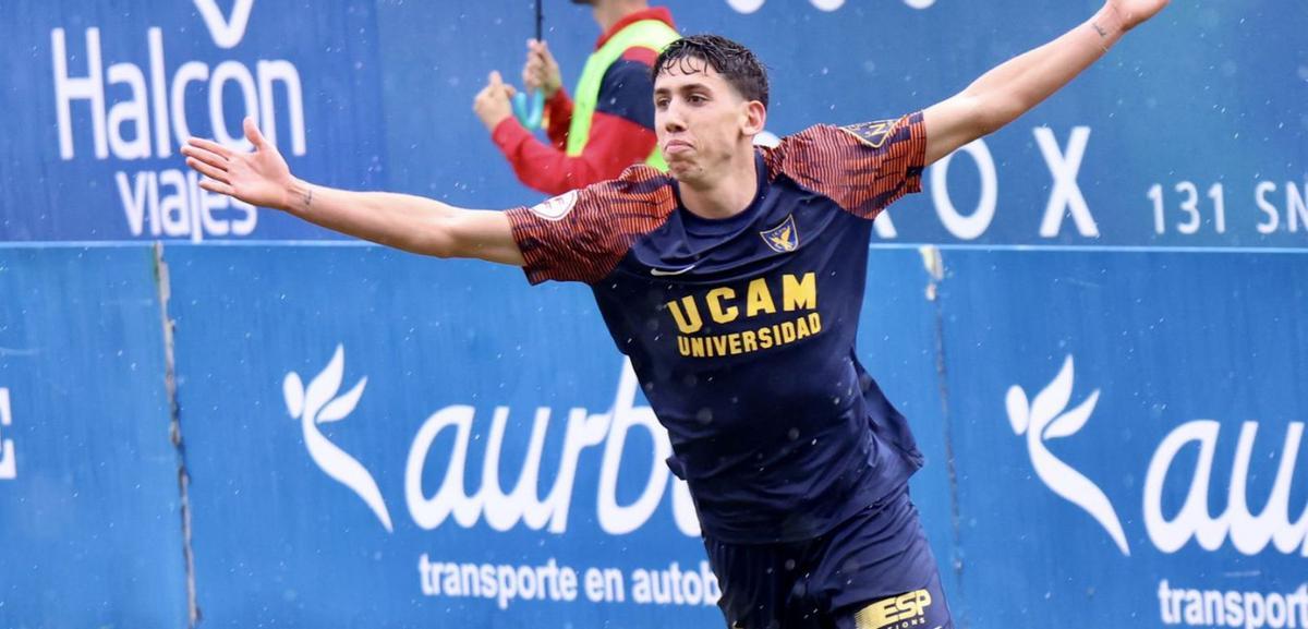 Luque celebra su gol.