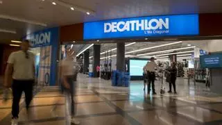 Mejor que la sombrilla: la novedad de Decathlon que reina en los días de playa