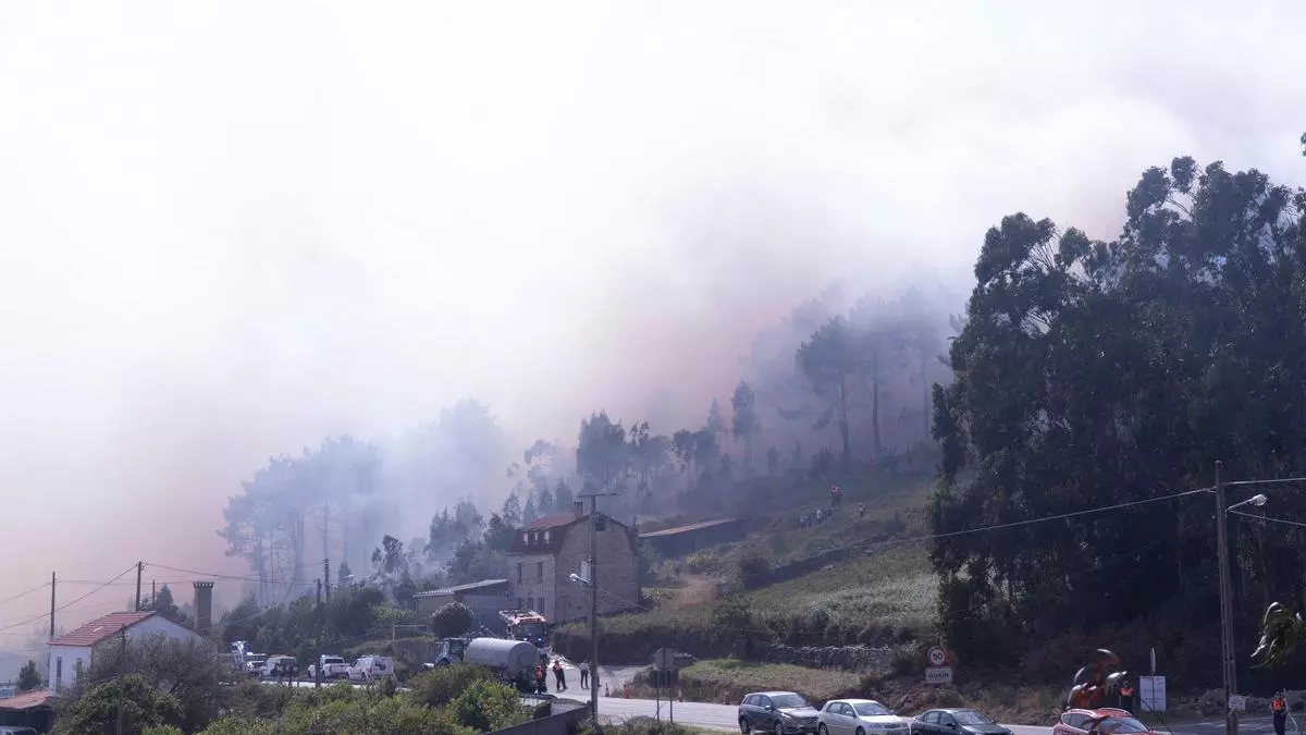Continúan activos los incendios en Camariñas y Ponteceso que afectan a unas 110 hectáreas