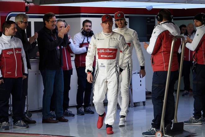 El piloto finlandés Kimi Raikkonen (C) y el piloto italiano Antonio Giovinazzi (R) llegan para presentar el nuevo automóvil de fórmula uno de Alfa Romeo Sauber en el Circuit de Catalunya en Montmeló en las afueras de Barcelona.
