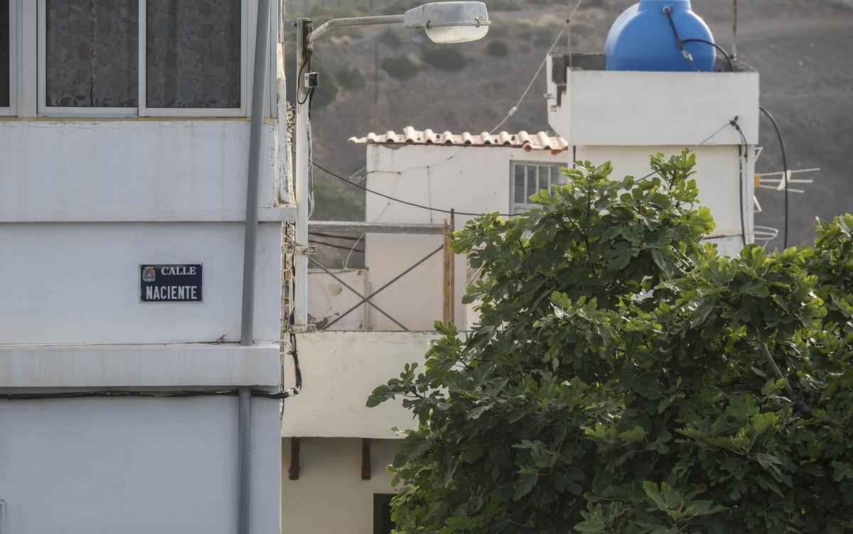 Placa de la calle Naciente, en el barrio de Las Perreras