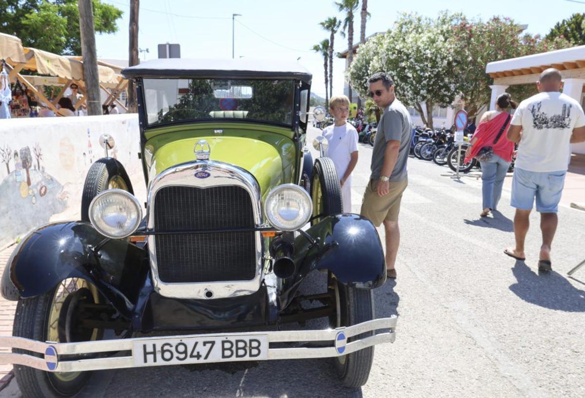 La localidad se convierte en museo con la exposición de coches antiguos.