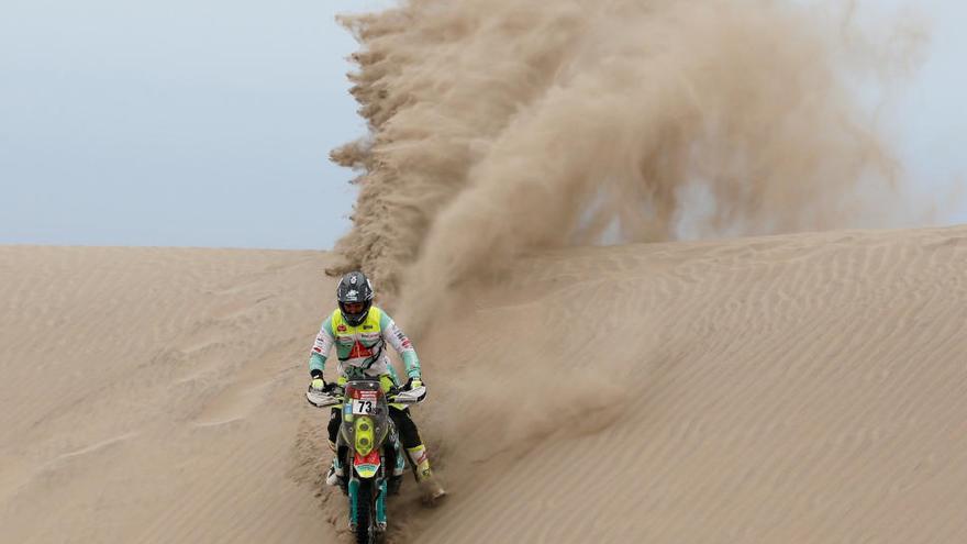 Loeb gana su tercera etapa en coches y Quintanilla recupera el liderato del Dakar en motos