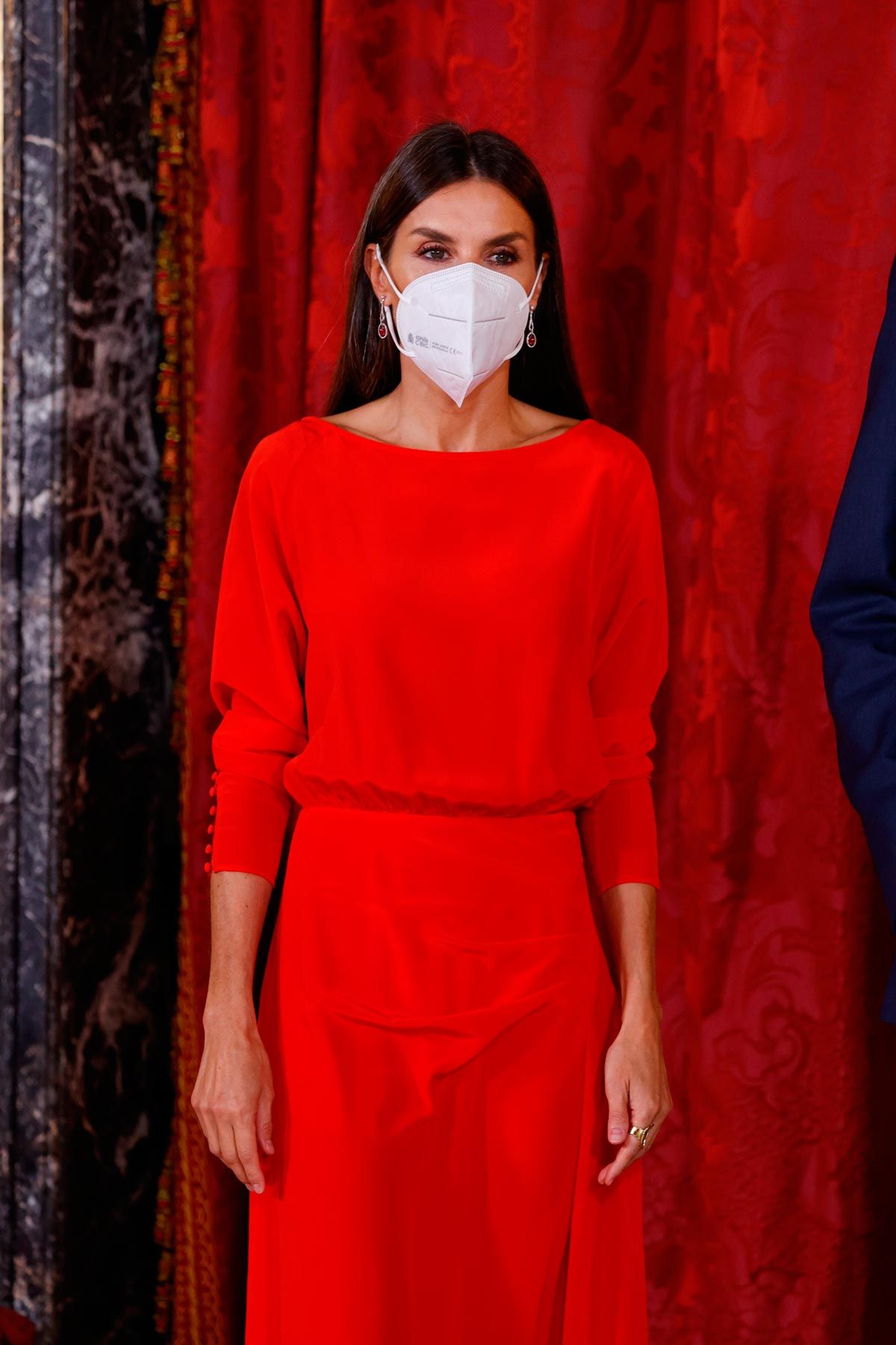 subterraneo Productividad Temblar La reina Letizia, la anfitriona perfecta con su vestido rojo de Massimo  Dutti que causó furor - Woman