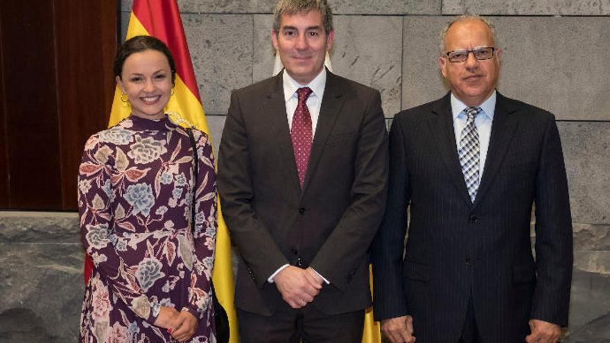 La joven notaria junto al presidente Clavijo y Casimiro Curbelo.