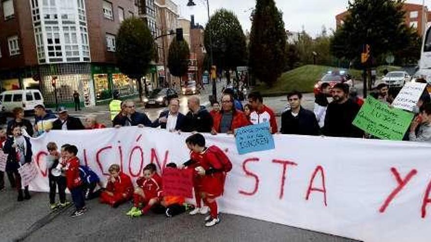 Un momento de la protesta por el estado de la pista del Montevil.