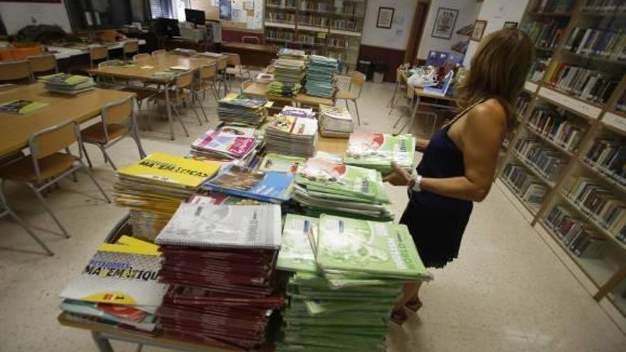 Educación detecta fallos tras la entrega de libros y amplía el número de ayudas