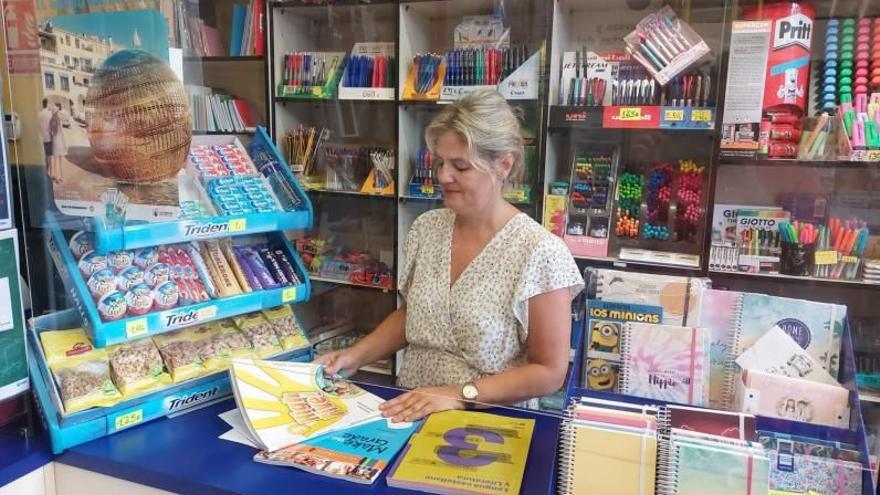 Aida Alonso, en el mostrador de la librería ovetense San Francisco con varios libros de texto. | LNE