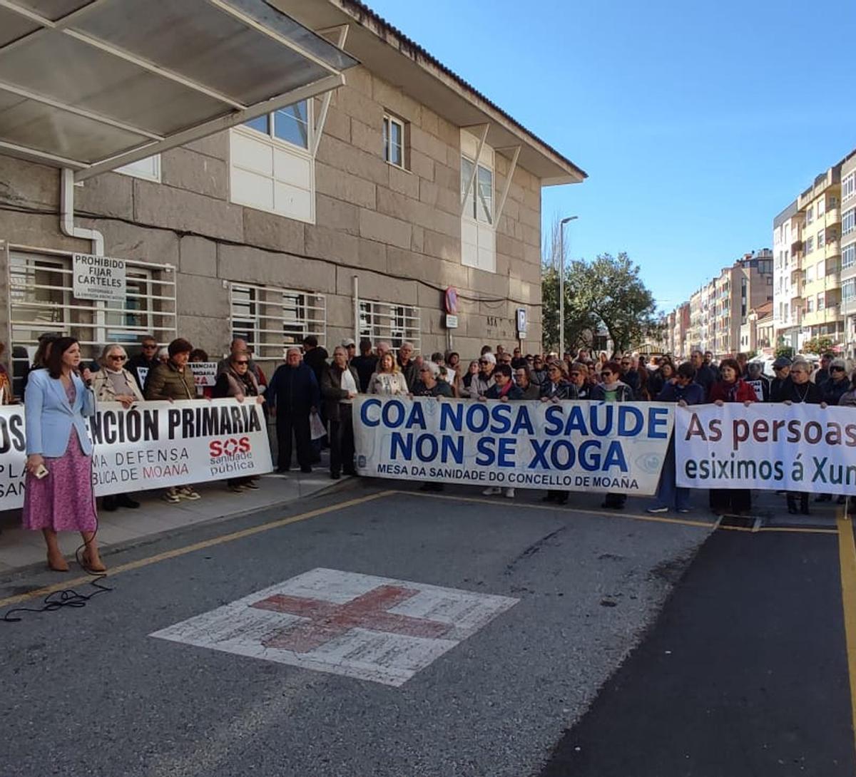 Un momento de la concentración de ayer con la intervención de la alcaldesa. | FDV