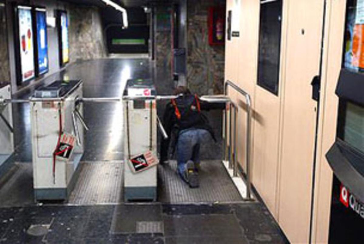 Un usuari del metro de Barcelona intenta colar-se. Un usuari del metro de Barcelona intenta colar-se.