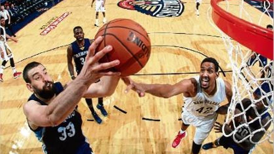 Marc Gasol, intentant anotar en el partit entre Nova Orleans i Memphis de la passada matinada.