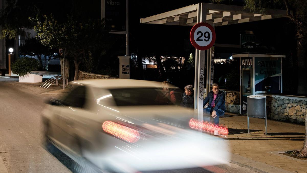 Imagen de una de las señales de tráfico de 29 km/h en Cala de Bou, Sant Josep.