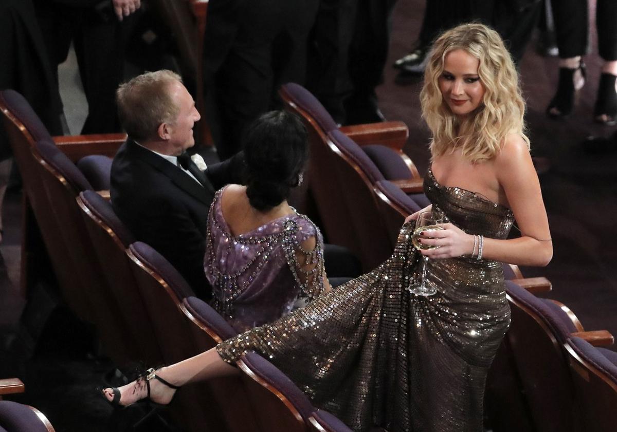 Jennifer Lawrence, relaxada, amb la copa a la mà.