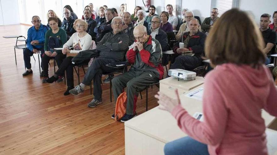 Charla para los primeros mayores del programa, ayer, en el centro de salud de O Couto. //Brais Lorenzo