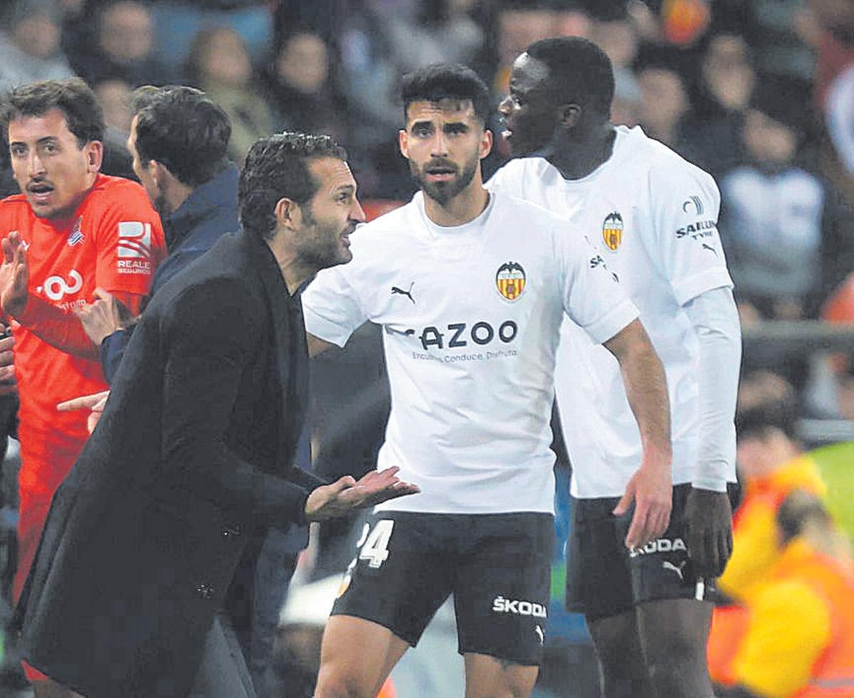 Rubén Baraja da órdenes a Cömert y a Diakhaby durante el Valencia - Real Sociedad