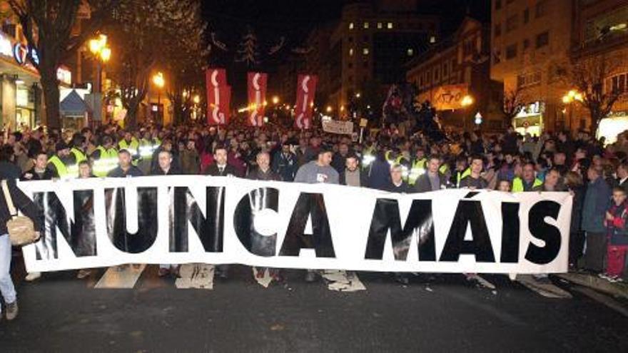 Manifestación en Vigo como repulsa a la catástrofe provocada por el petrolero Prestige en las costas gallegas en 2002.  