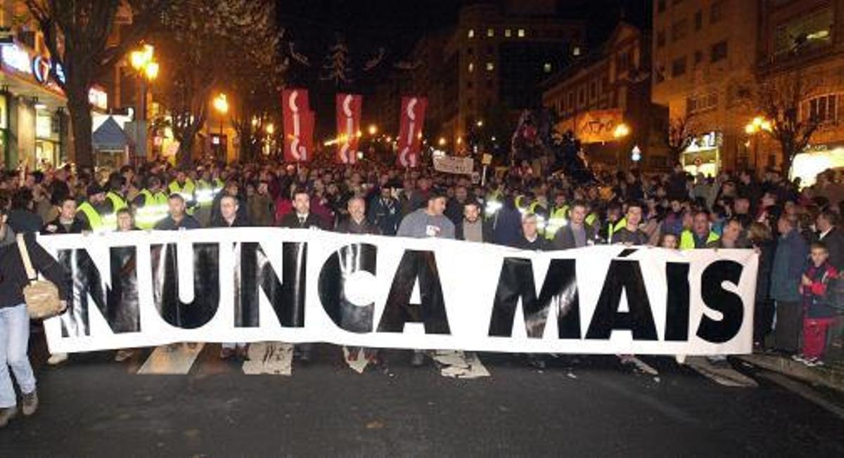 Manifestación en Vigo como repulsa a la catástrofe provocada por el petrolero Prestige en las costas gallegas en 2002.  | // ARCHIVO FARO