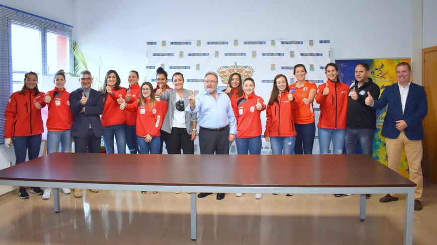 La plantilla del Rincón Fertilidad Málaga, además de la presidenta Pepa Moreno, el entrenador Diego Carrasco, junto al alcalde Joaquín Villanova, el concejal Prudencio Ruiz y el delegado de la Federación Andaluza de Balonmano en Málaga, Raúl Romero.