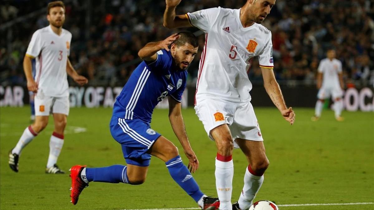 Sergio Busquets protege el balón durante el primer tiempo del partido