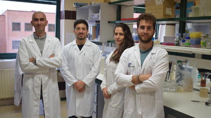 El zamorano, a la derecha, con sus compañeros en el laboratorio.