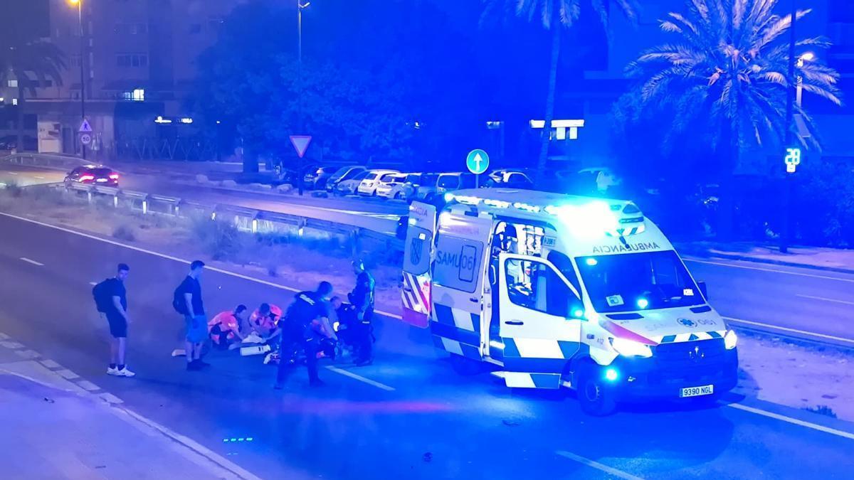 Sanitarios y policías atienden al peatón que quedó herido sobre el asfalto.
