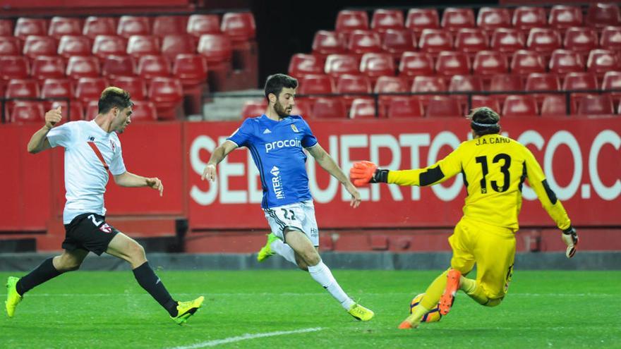 Nando dispara a puerta en el último partido del Oviedo en el Sánchez Pizjuán ante el Sevilla Atlético.