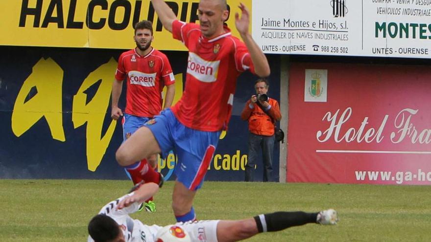 El defensa de la Cultural Negral corta el balón con la mano ante Óscar Martínez en la jugada que le costó la expulsión. // Jesús Regal