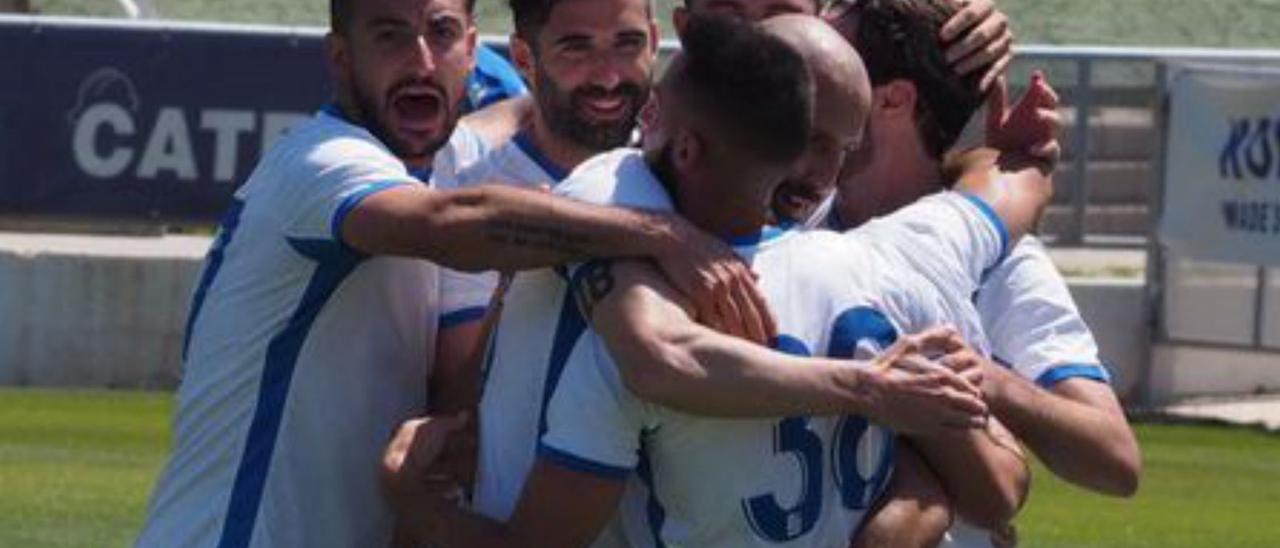 Los jugadores se abrazan tras un gol.