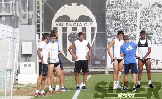 Caras largas tras perder ante el Betis