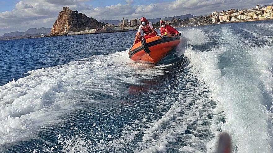 Un equipo de Cruz Roja en lancha, frente a Águilas.