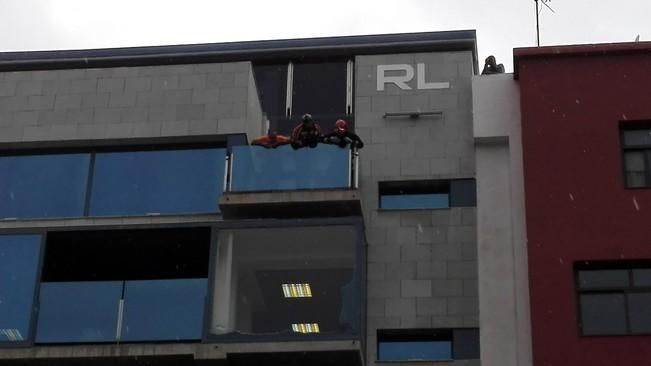 Caída de un ventanal en la calle Venegas