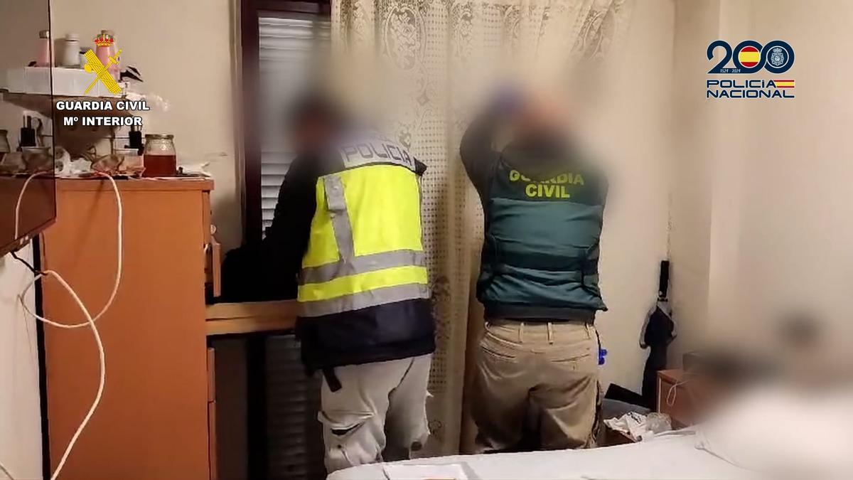 Agentes de la Policía y la Guardia Civil en uno de los registros.