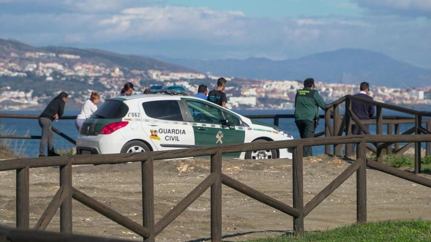 Agentes de la Guardia Civil en la zona en la que trabaja el Grupo de Actividades Subacuáticas (GEAS), para recabar pruebas en los alrededores donde fue sido hallado el cadáver de un hombre junto a los restos de casquillos de bala