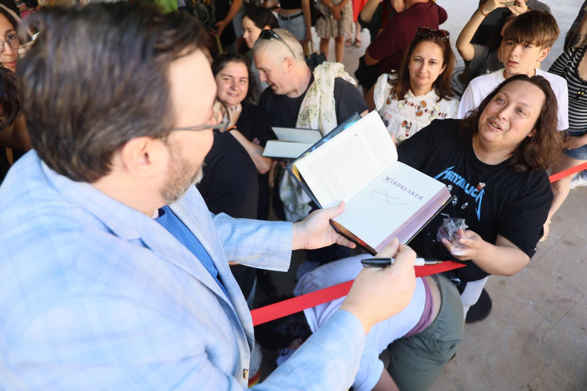 EN IMÁGENES: La "Sanderson-manía" no cesa en Avilés: miles de seguidores abordan a la estrella del Celsius