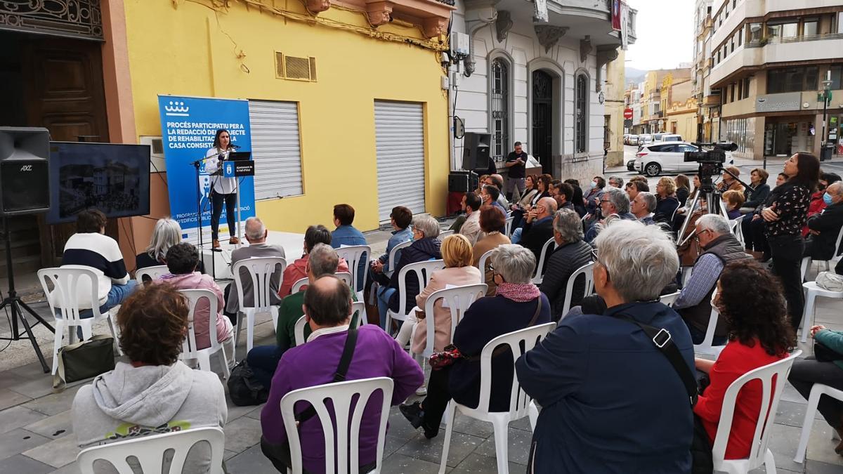 La alcaldesa, Tania Baños, durante el acto en la plaza del Centro.