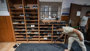 Un asistente al rezo del anochezer deja sus zapatos a la entrada de la mezquita de Vic.