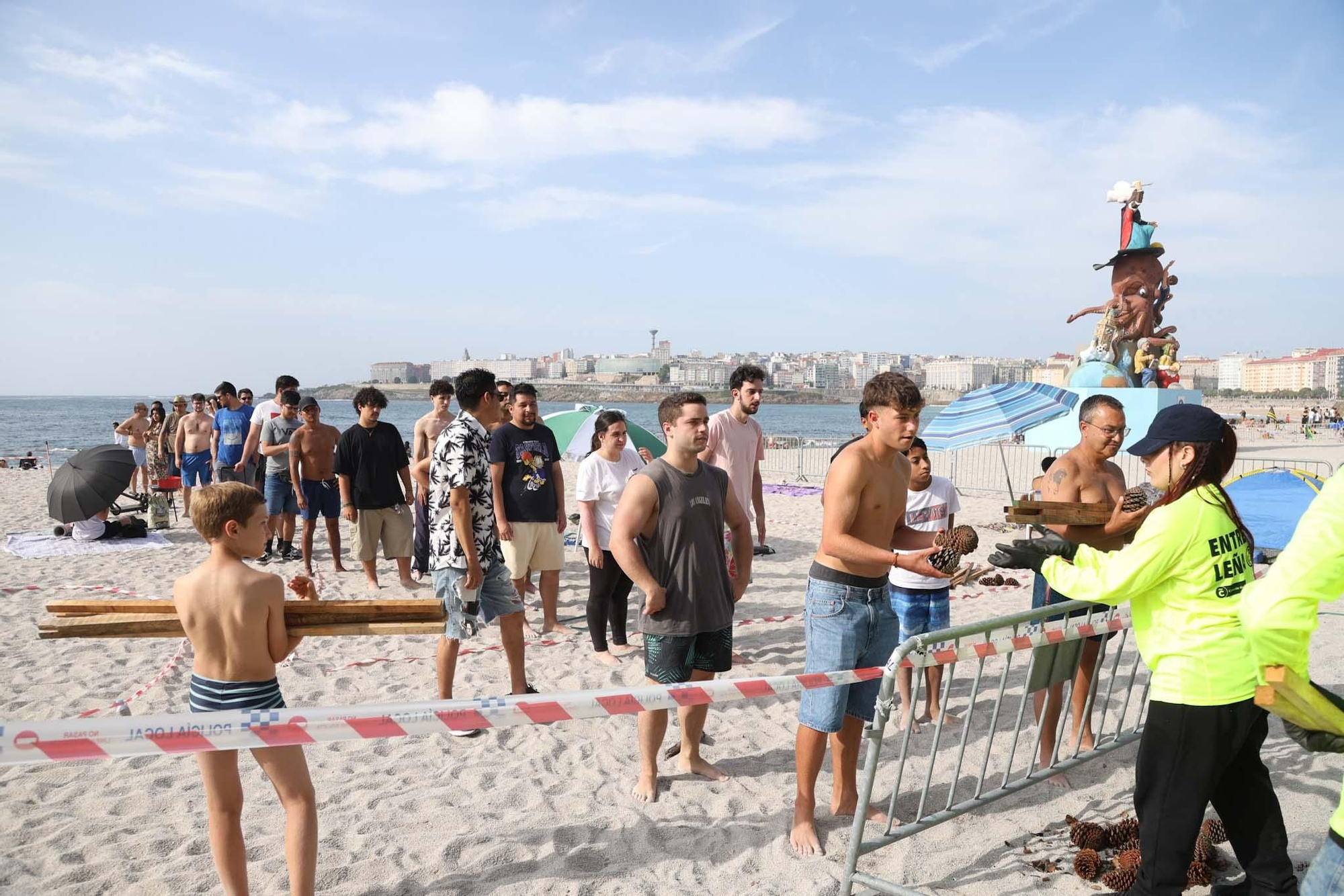 Reparto de madera y primeras hogueras en las playas de Orzán y Riazor
