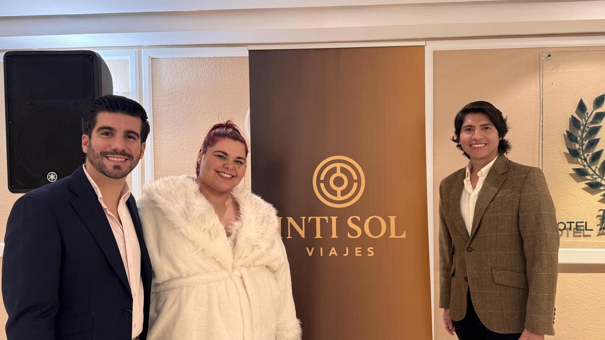 La cantante e influencer extremeña Shabella Rouse junto a los fundadores de Inti Sol Viajes