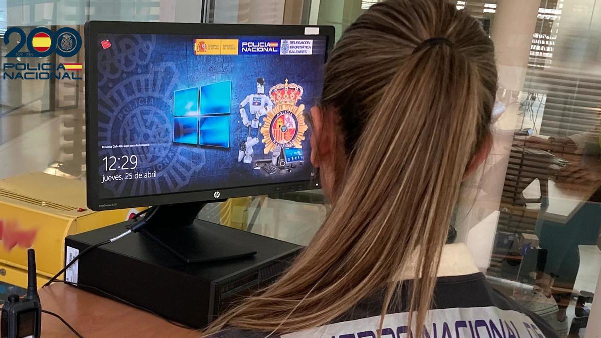 Una agente frente a un monitor de pantalla en la comisaría de la Policía Nacional de Ibiza