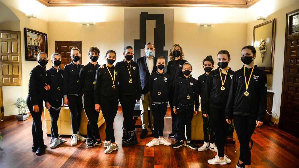 Algunos de los alumnos de la escuela de danza que irán a París, con su profesora y el alcalde.