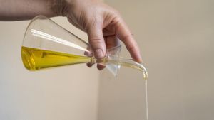 Una persona echa aceite de una aceitera.