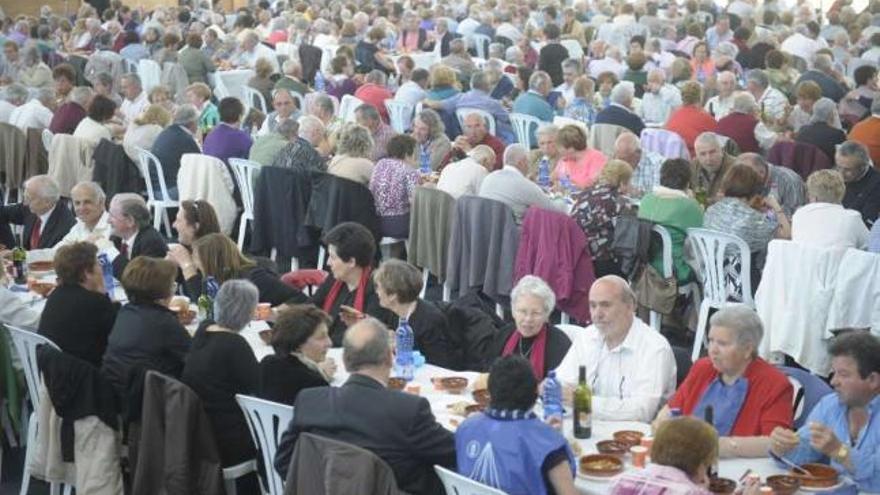 Asistentes a la cita gastronómica degustan, ayer, los callos. / víctor echave