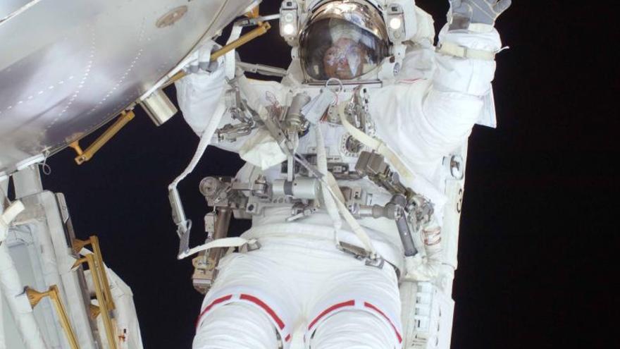 Un astronauta realiza una salida por el espacio.