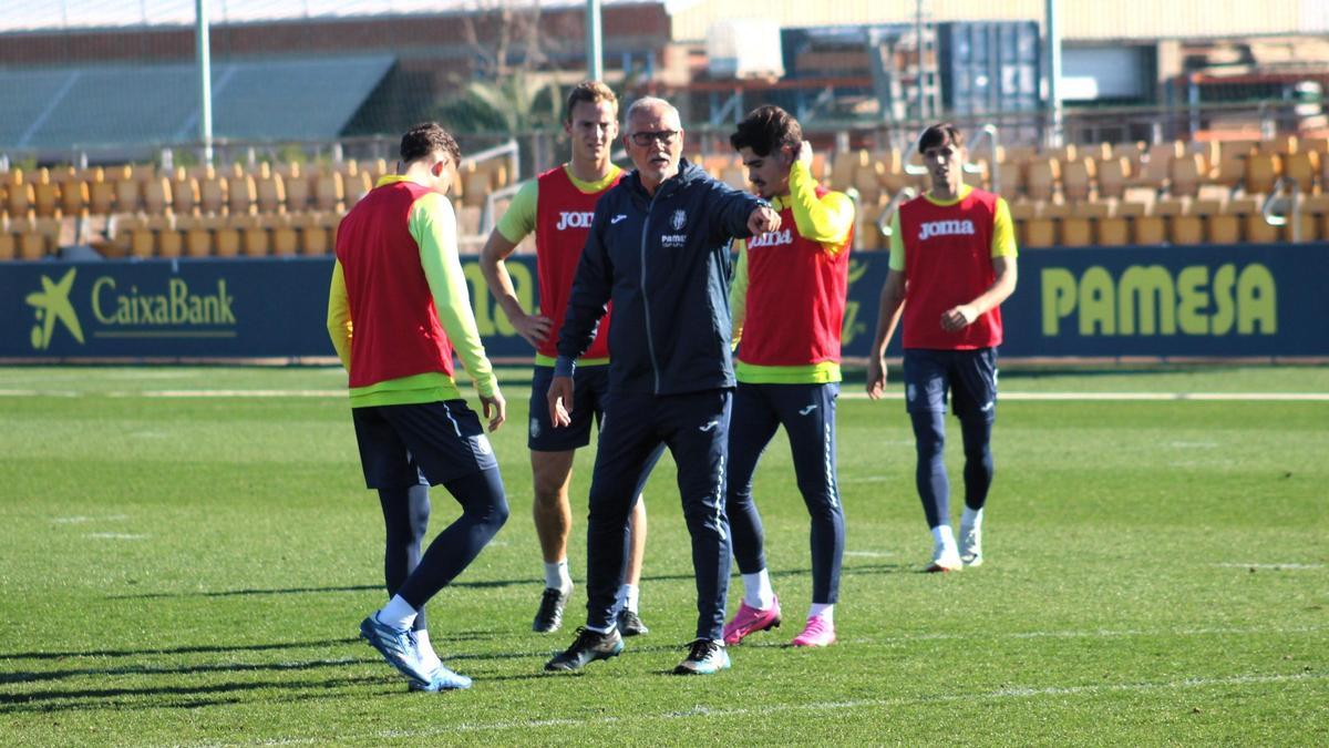 Miguel Álvarez da instrucciones a los jugadores durante el entrenamiento del pasado miércoles.