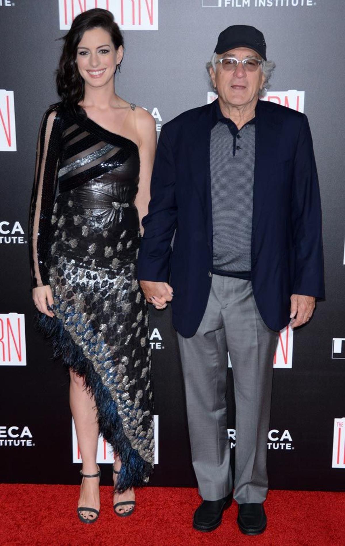 Anne Hathaway y Robert De Niro, en el estreno de 'The Intern' en Nueva York