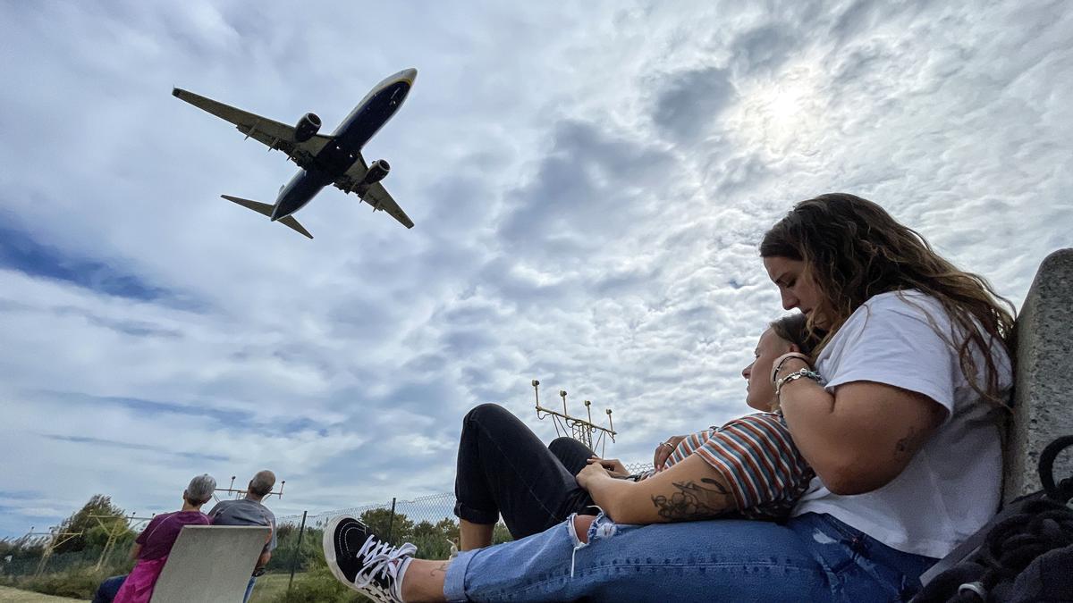 Un avión dispuesto a aterrizar en la pista 25R visto desde el mirador de los aviones, en El Prat de Llobregat Foto de Ferran Nadeu