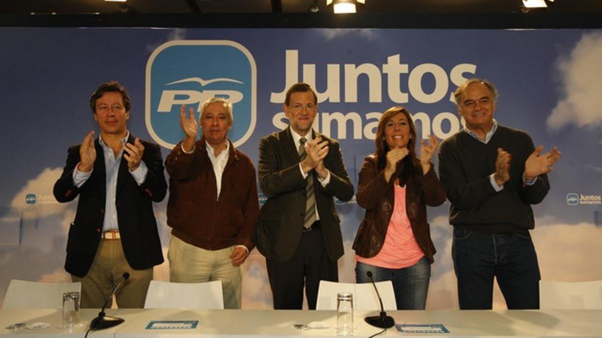 De izquierda a derecha, Carlos Floriano, Javier Arenas, Mariano Rajoy, Alicia Sánchez-Camacho y Esteban González Pons, en la intermunicipal del PP en Barcelona.